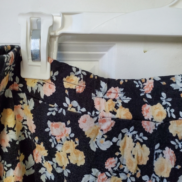 H&M Divided Floral Lace Hem Shorts - Picture 2 of 6